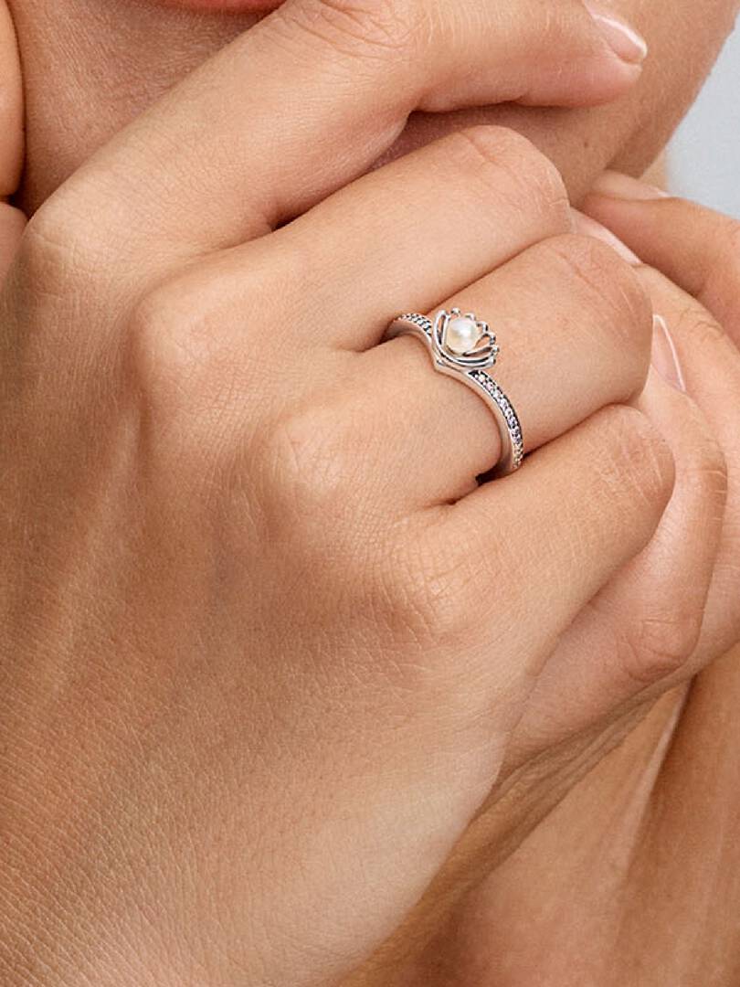 Mermaid-inspired seashell ring with a white pearl-style center (view 3)